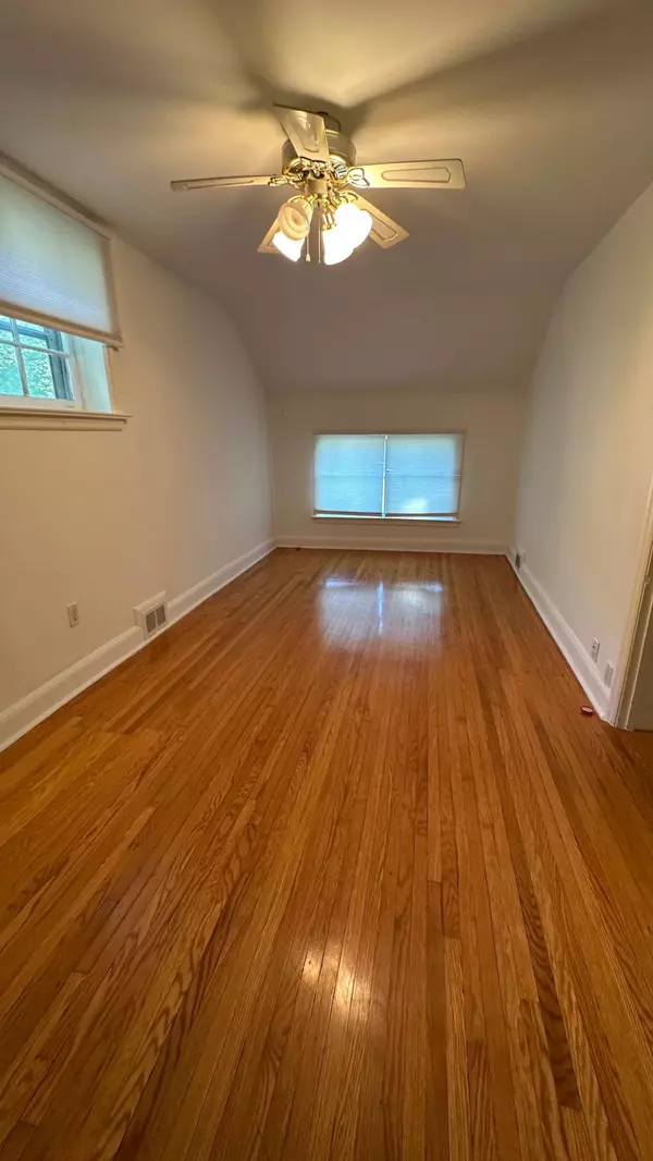 16 King Georges DR W, Toronto W04, ON M6M 2G9