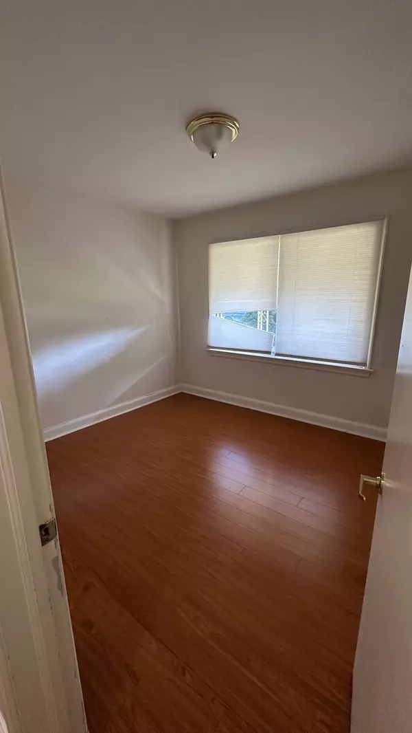 16 King Georges DR W, Toronto W04, ON M6M 2G9