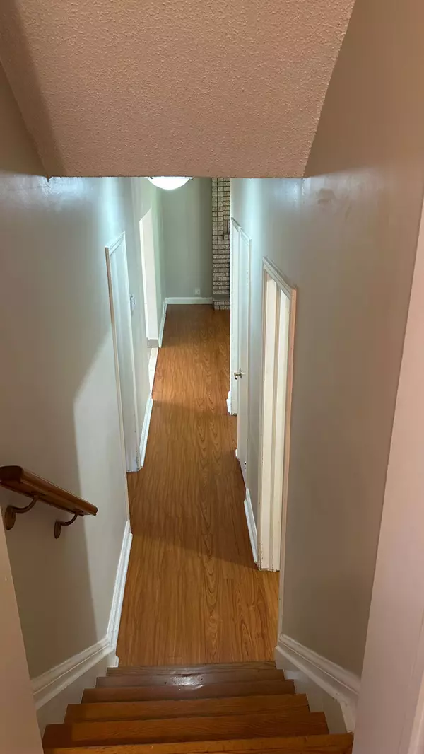 16 King Georges DR W, Toronto W04, ON M6M 2G9