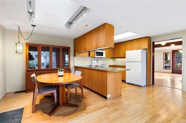 350 Benjamin Rd, Saanich, BC V8Z 4W1
