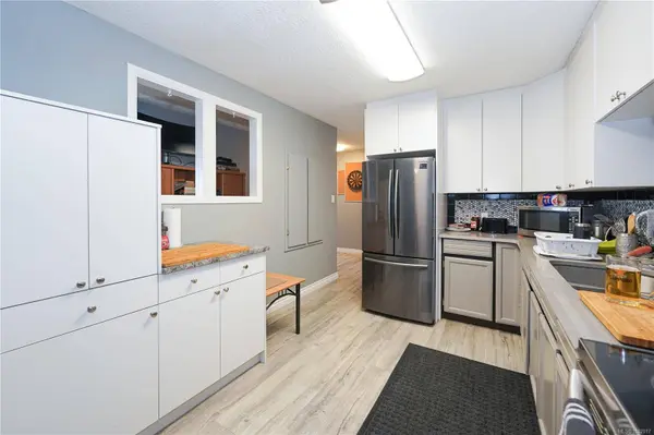 614 Fernhill Pl ##404, Esquimalt, BC V9A 4Z1