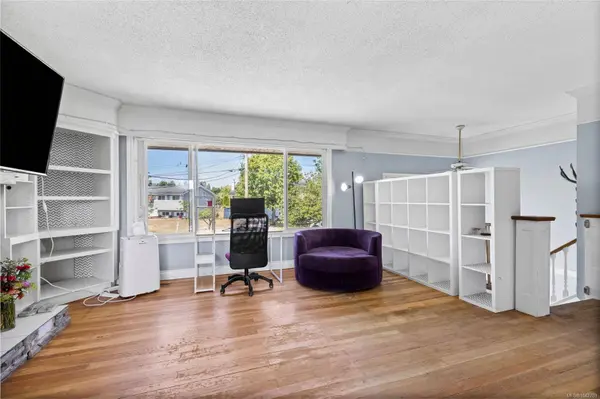 2054 Piercy Ave, Sidney, BC V8L 2K5