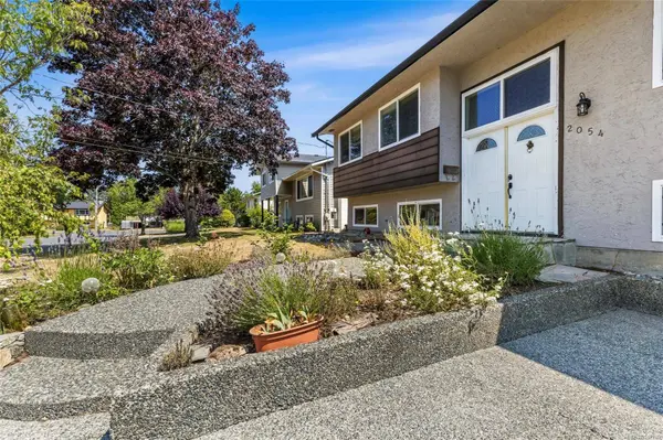 2054 Piercy Ave, Sidney, BC V8L 2K5