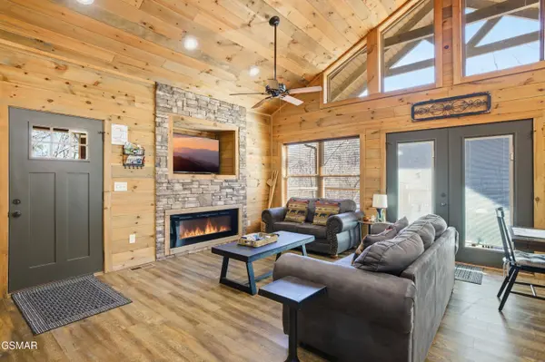 2724 Pine Crest LN, Sevierville, TN 37862