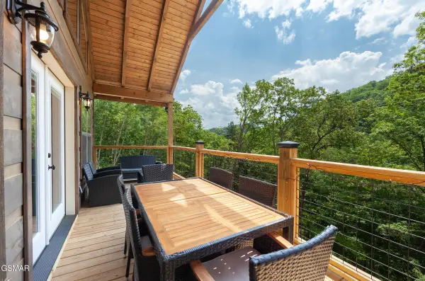 2724 Pine Crest LN, Sevierville, TN 37862