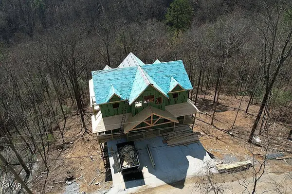 2716 Pine Crest LN, Sevierville, TN 37862