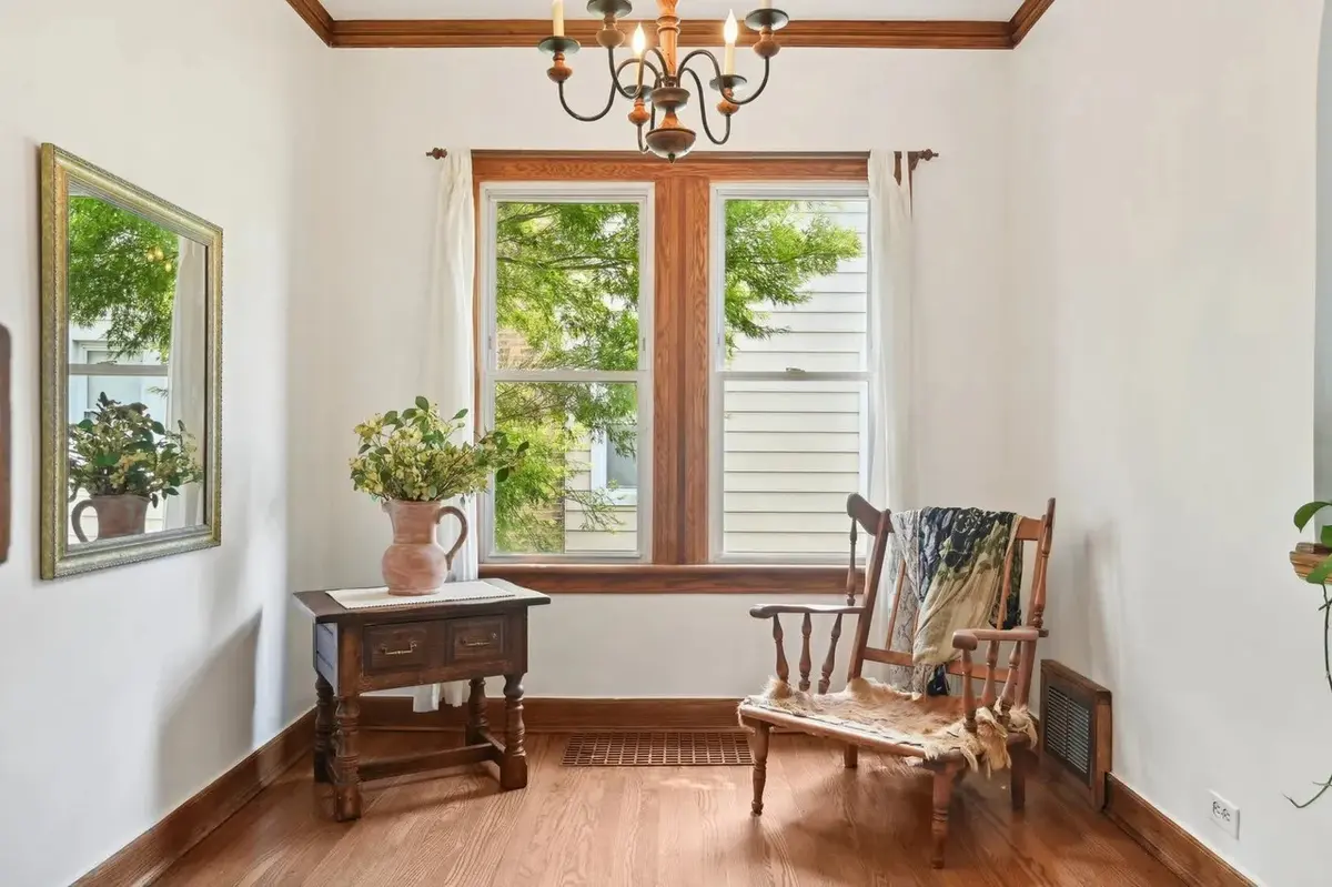 REimagine Chicago Realty Pioneer Ave Nook