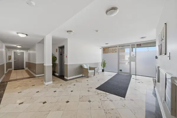 2501 W Bryn Mawr AVE #102, Chicago, IL 60659