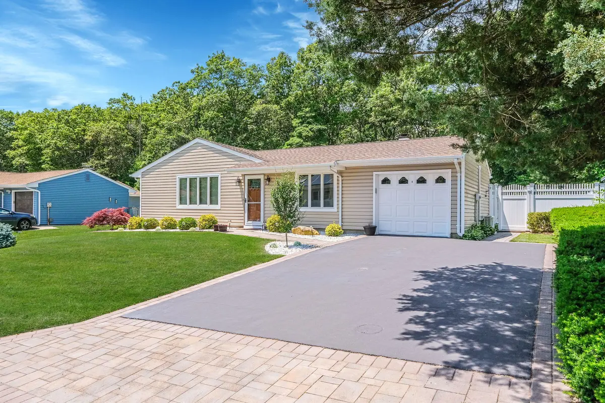 150 Rosemont Ave, Farmingville, NY 11738-2048