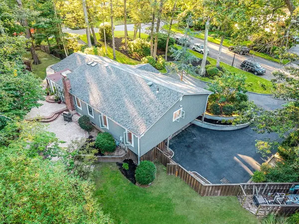 2 Rawlings Dr, Melville, NY 11747-4011