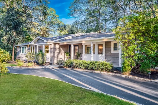 2 Rawlings Dr, Melville, NY 11747-4011