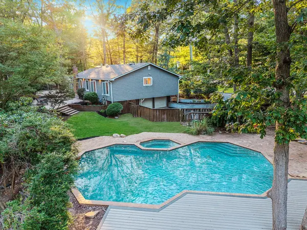2 Rawlings Dr, Melville, NY 11747-4011