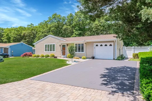 150 Rosemont Ave, Farmingville, NY 11738-2048