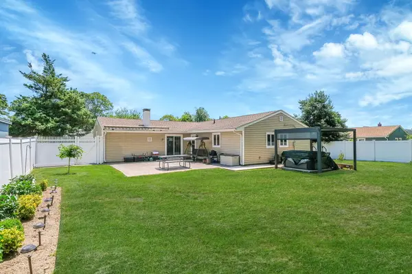 150 Rosemont Ave, Farmingville, NY 11738-2048