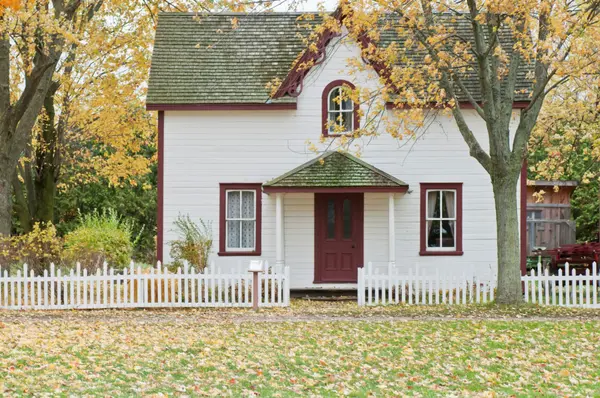 feature image of Should I Sell My Home First or Find My Next Home First?