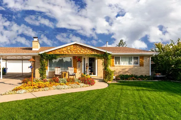 feature image of Should I Buy My Smaller Home Before Selling My Current Home?