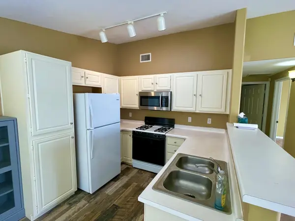 8304 S Pebble Creek Way #203, Littleton, CO 80126-6043