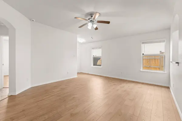 109 Midas LN, Jarrell, TX 76537