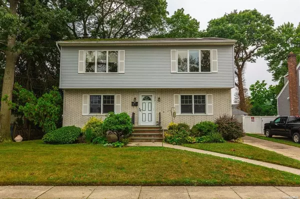 375 S 3rd Street, Lindenhurst