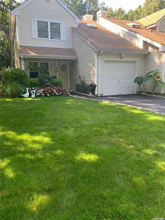 18 Lindsey Court Unit #18, Holtsville