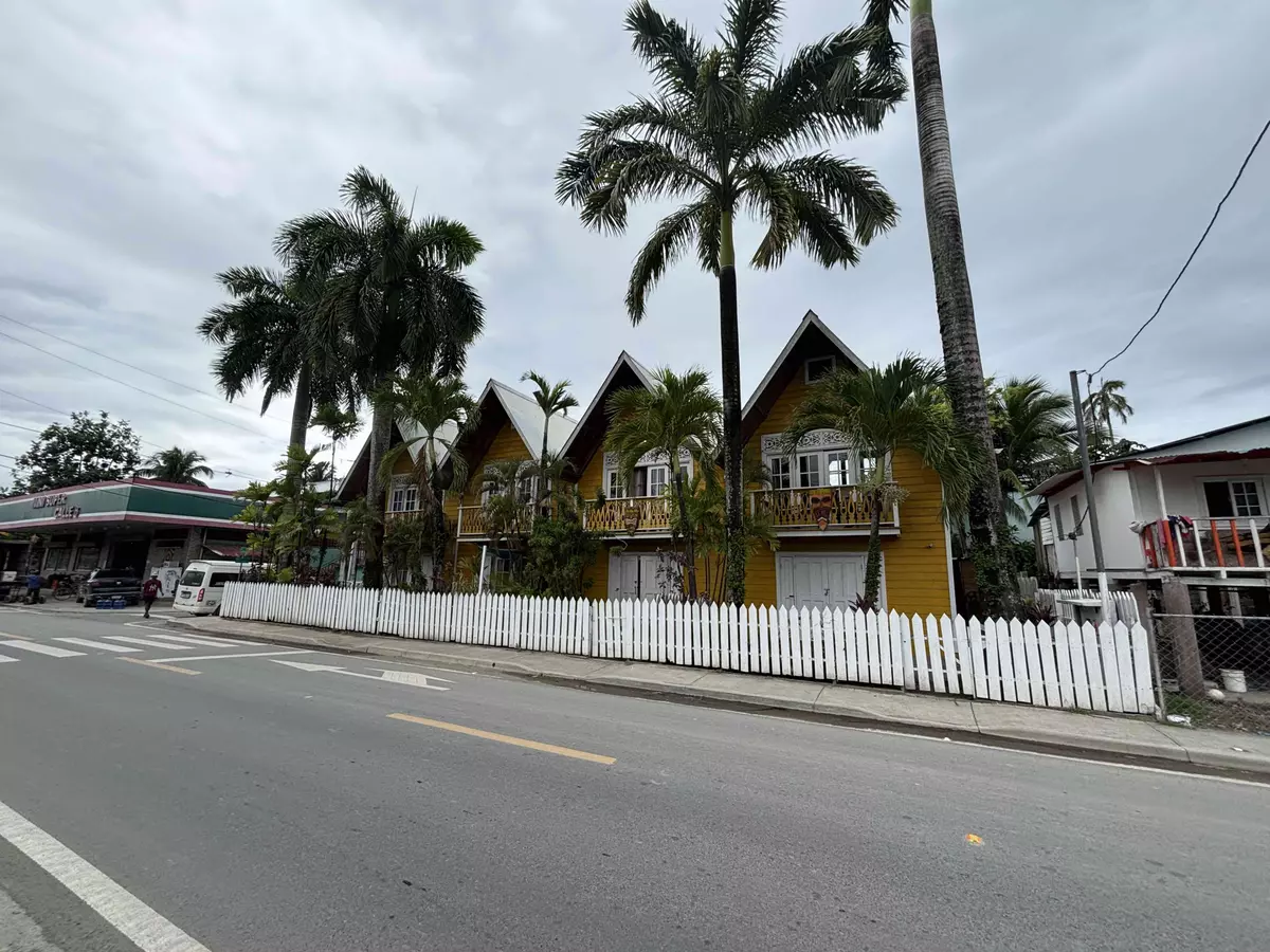 4 Yellow Casitas - Bocas Town