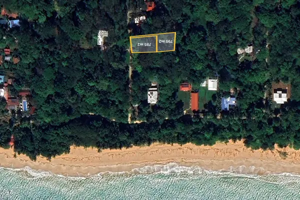 2 Titled Lots in Bluff Beach, Isla Colon,