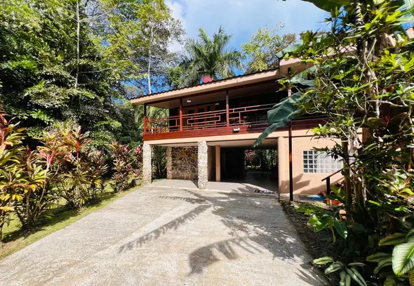 Home in Big Creek - Isla Colon