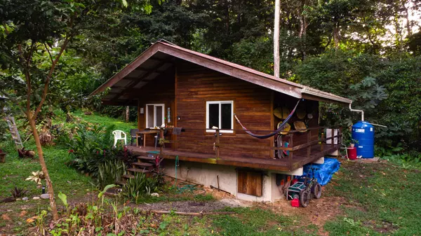 Surf Cabin - Plastic Bottle Village