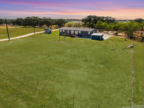 777 County Road 777, Devine, TX 78016