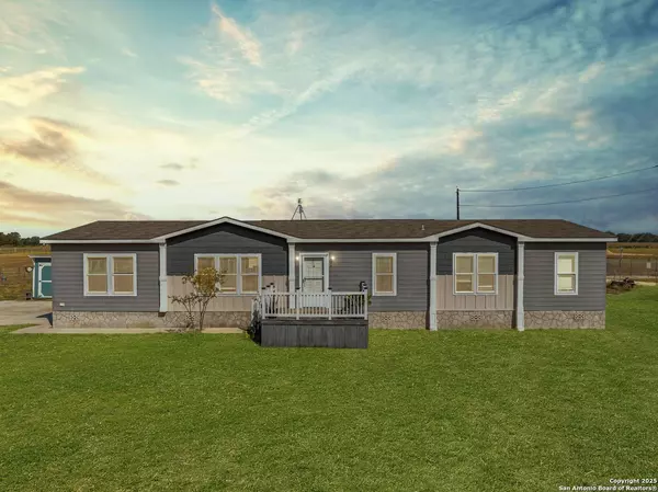 777 County Road 777, Devine, TX 78016