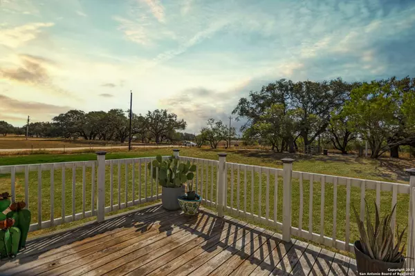 777 County Road 777, Devine, TX 78016