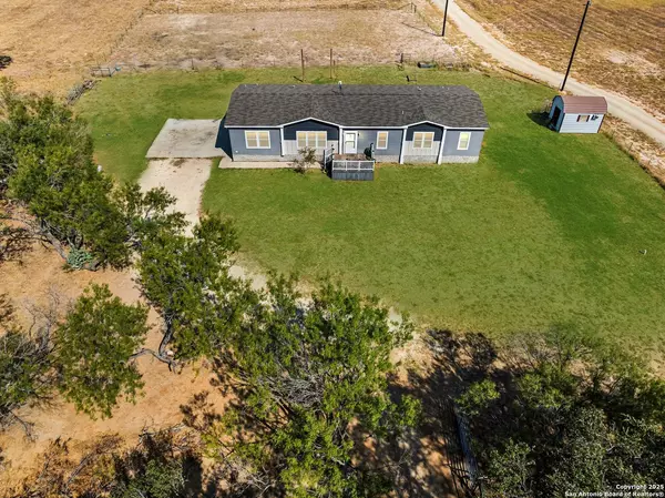 777 County Road 777, Devine, TX 78016