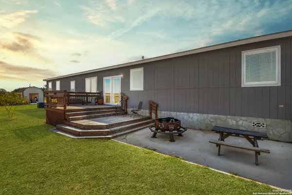 777 County Road 777, Devine, TX 78016