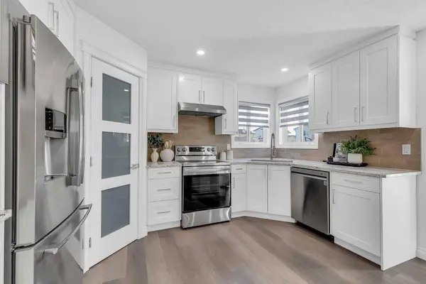 80 Canoe SQ SW, Airdrie, AB T4B2N6