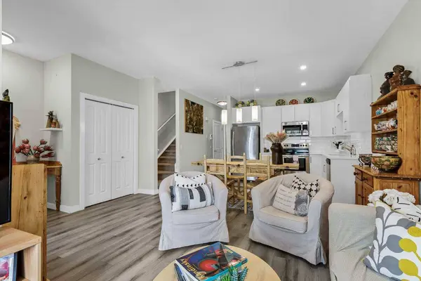571 Canals XING SW, Airdrie, AB T4B 4L3