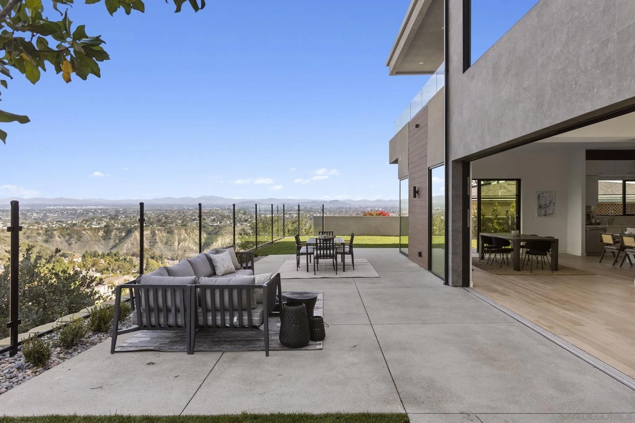 La Jolla home on Mount Soledad with Pacific Ocean view — 92037 real estate