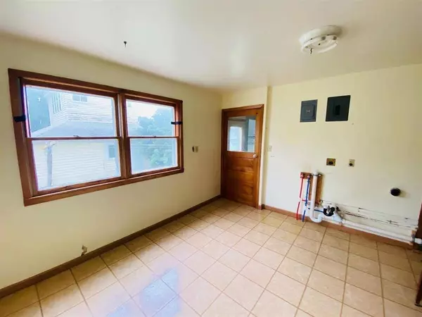 909 11th Street, Springfield, SD 57062