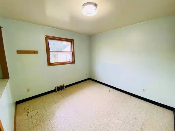 909 11th Street, Springfield, SD 57062