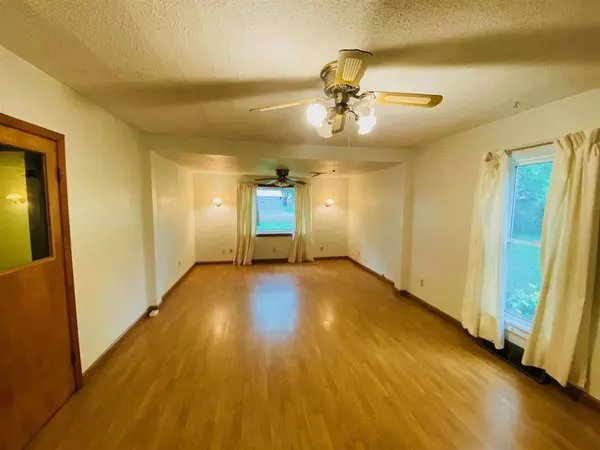 909 11th Street, Springfield, SD 57062