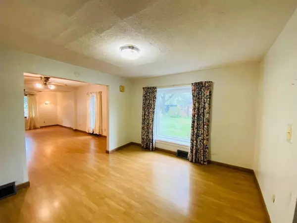 909 11th Street, Springfield, SD 57062