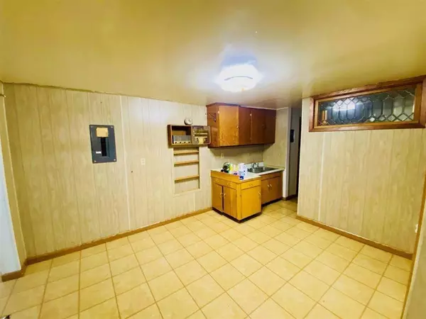 909 11th Street, Springfield, SD 57062