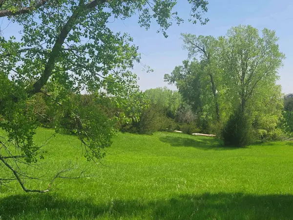 170 Sherwood Dr, Yankton, SD 57078