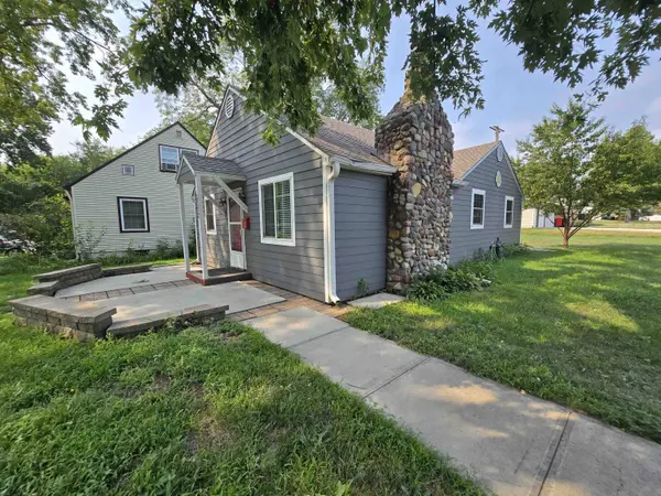 1517 College St, Yankton, SD 57078