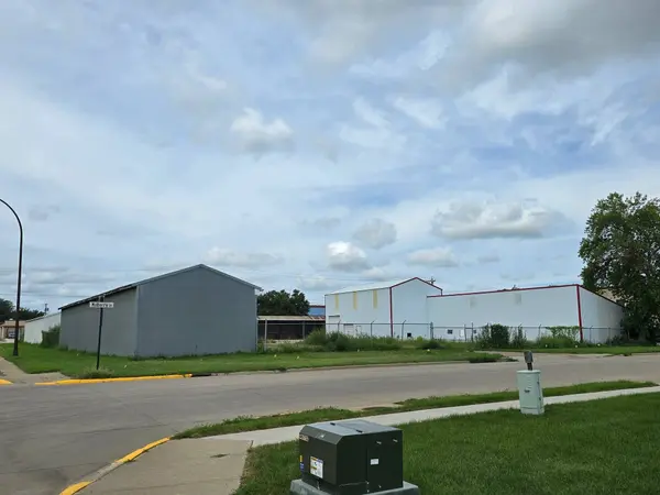 301 E 3rd, Yankton, SD 57078