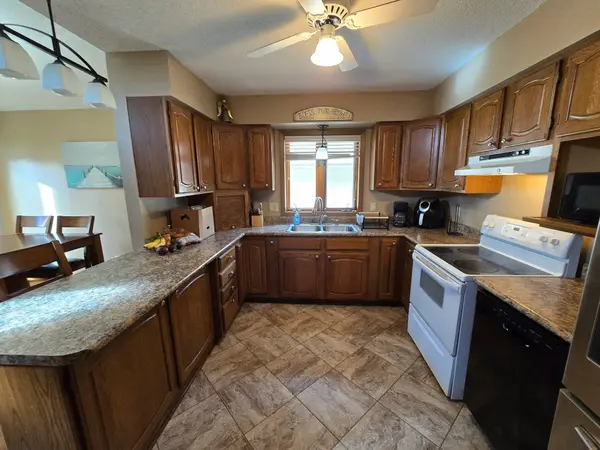 2606 Williams Cir, Yankton, SD 57078