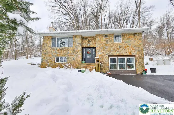 370 Gaffney Hill RD, Williams Twp, PA 18042