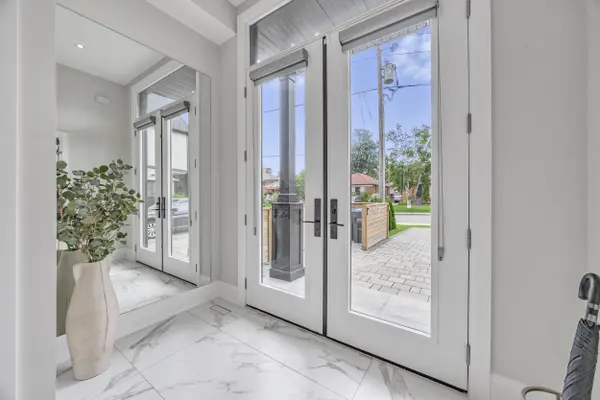 9a Maple Ave N, Mississauga, ON L5H 2R9