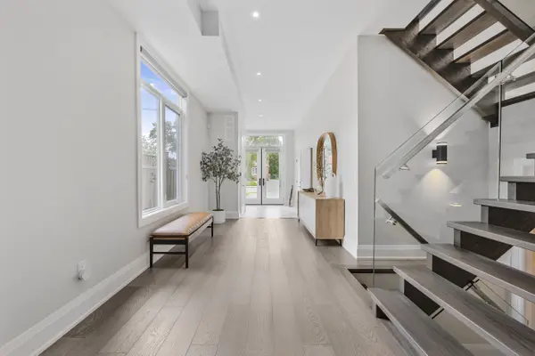 9a Maple Ave N, Mississauga, ON L5H 2R9