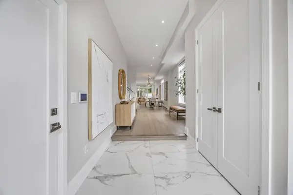 9a Maple Ave N, Mississauga, ON L5H 2R9