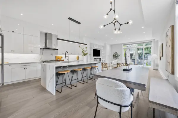 9a Maple Ave N, Mississauga, ON L5H 2R9